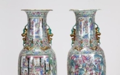 Arte Cinese A large pair of Canton porcelain vases