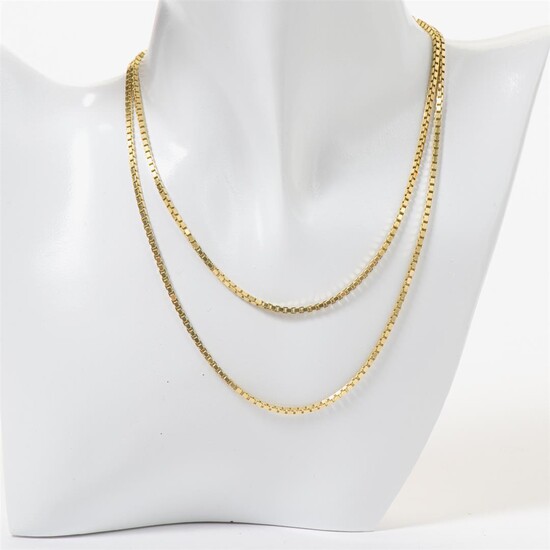 (-), A 14 carat gold box link necklace...