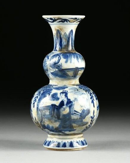 A CHINESE DOUBLE GOURD BLUE AND WHITE PORCELAIN VASE