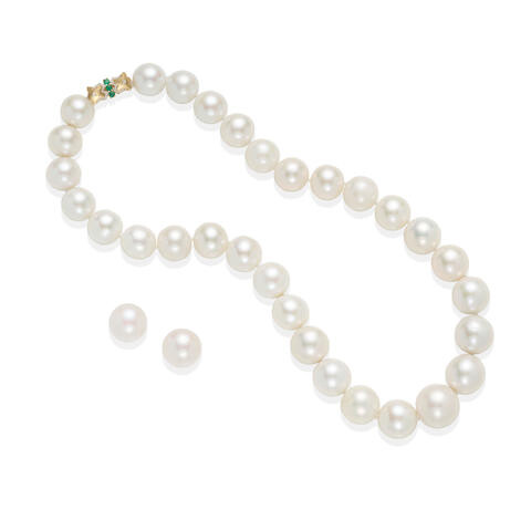 A CULTURED PEARL NECKLACE AND A PAIR OF EARRINGS