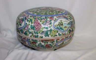 A Chinese Porcelain Famille Verte Round Box