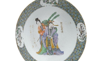 SOLD. A Chinese Qing 19th c. enamelled porcelain dish painted with figures and poetry. Diam. 37 cm. – Bruun Rasmussen Auctioneers of Fine Art