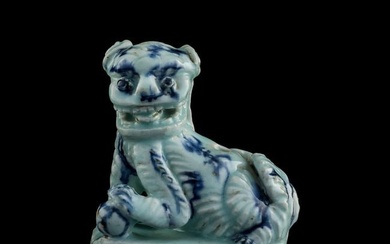 A Chinese blue and white porcelain lion figure, 15th/16th century