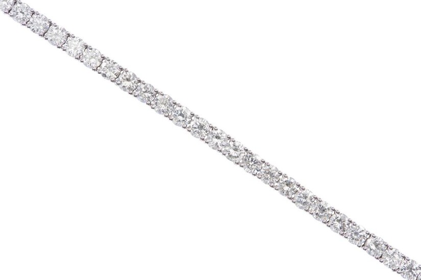 A DIAMOND LINE BRACELET IN 18CT WHITE GOLD, SET WITH ROUND BRILLIANT CUT DIAMONDS TOTALLING 6.75CTS, LENGTH 170MM, 13.2GMS