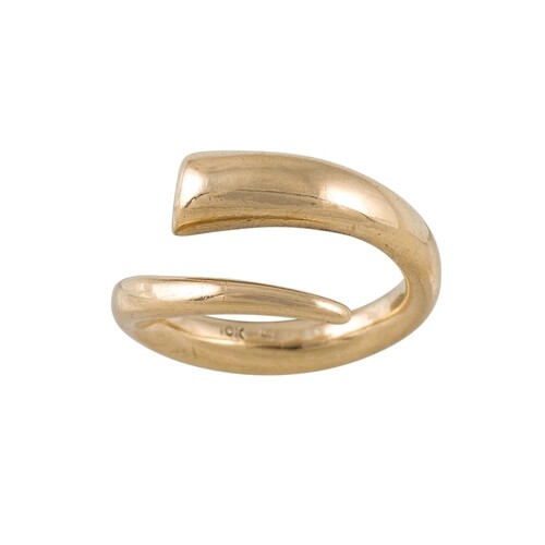 A GOLD RING, tapered cross over band, 10ct yellow gold, size...