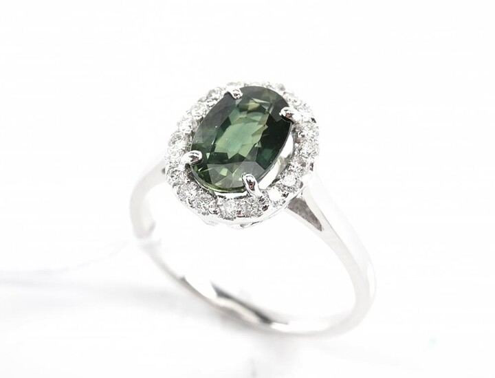 A GREEN SAPPHIRE AND DIAMOND CLUSTER RING IN 18CT WHITE GOLD, SIZE M-N, 3.5GMS