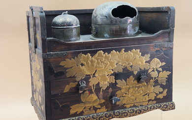 A JAPANESE LACQUER TOBACCO COMPENDIUM (TOBAKO BON), THE TWO WHITE METAL COVERED VESSELS INSET