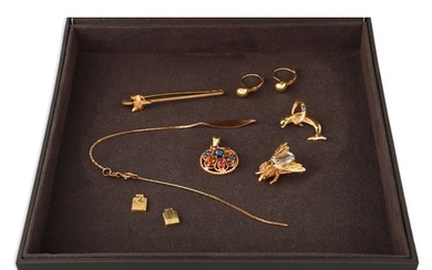 A PAIR OF 14CT GOLD EARRINGS, 9CT GOLD FOX HEAD BROOCH, A 14...