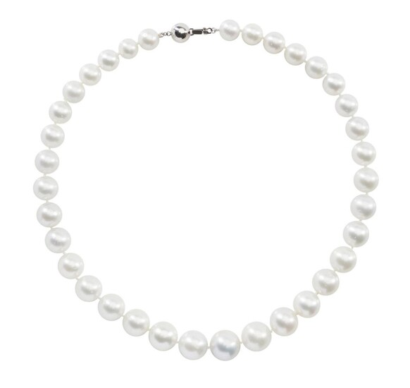 A STRAND OF SOUTH SEA PEARLS
