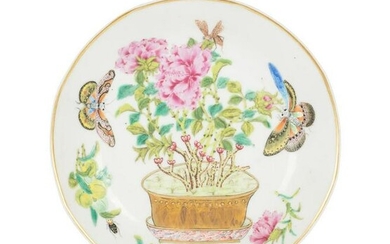 A fine Famille Rose saucer dish. China. Qing dynasty.