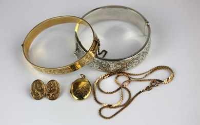 A gilt metal oval hinged bangle