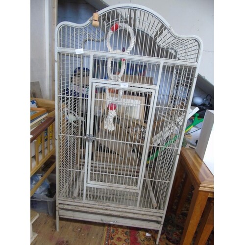 A large metal parrots cage excellent conition, needs a clean...