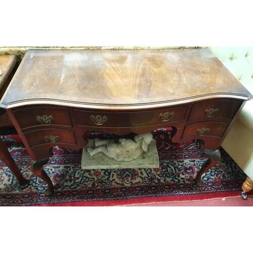 A late 19th early 20th Century Serpentine fronted Mahogany D...