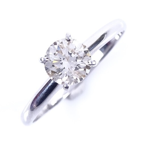 A modern 14ct white gold 1.01ct solitaire diamond ring, in h...