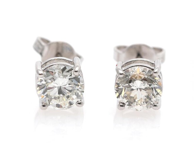 NOT SOLD. A pair of diamond ear studs each set with a brilliant-cut diamond weighing a total of app. 2.01 ct., mounted in 18k white gold. Top Crystal/VS-SI. (2) – Bruun Rasmussen Auctioneers of Fine Art