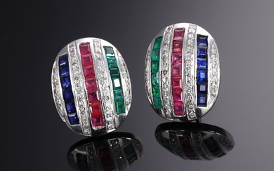 A pair of retro earrings of 9 kt. white gold adorned with sapphires, rubies and emeralds, a total of approx. 5.05 ct. (2)