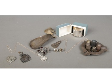 A quantity of silver and white metal oddments, to include si...