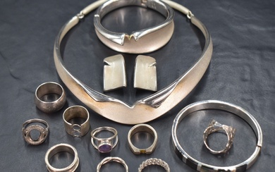 A set of silver jewellery by Ilan Hubara of Jerusalem comprising collarette, (missing clasp) clip