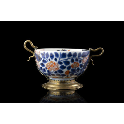 A small Imari bowl with floral decoration with european bronze mount with serpentines handles Japan, 18th century (d. 16.5 cm.)
