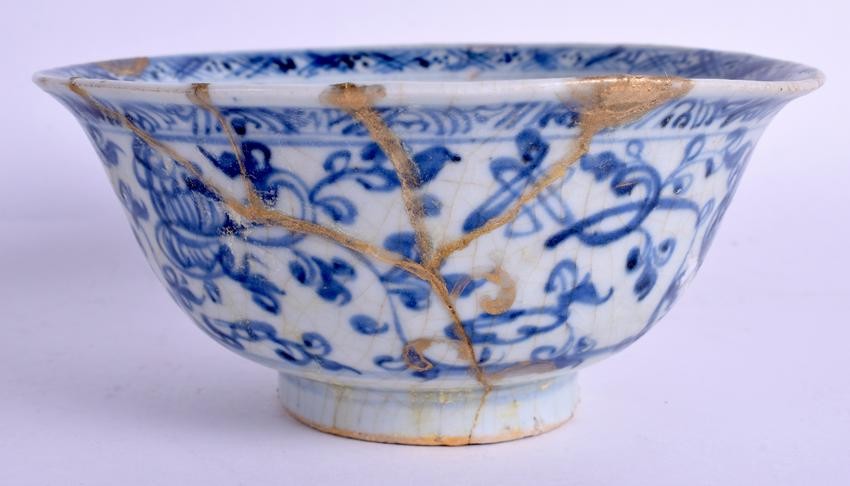 AN 18TH/19TH CENTURY CHINESE BLUE AND WHITE BOWL with