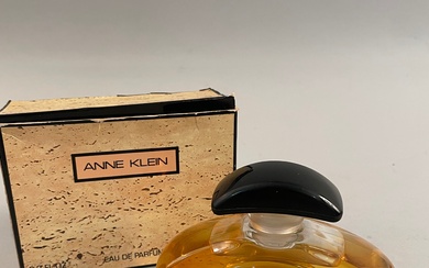 ANNE KLEIN (années 1990), présenté dans son étui carton titré, flacon dessiné par Pierre Dinand,...