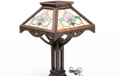 ARTS AND CRAFTS TABLE LAMP WITH LEADED SHADE.