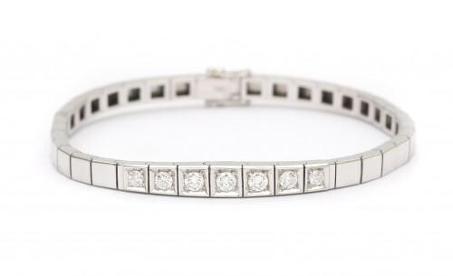 An 18 carat white gold diamond bracelet. Featuring a flat bracelet with rectangular densly aligned links to an integrated clasp with safety eye. The center part of the bracelet is set with seven brilliant cut diamonds of ca. 0.51 ct. total, ca. F-G...