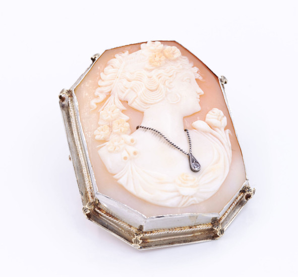 An Antique Gold Shell Cameo and Diamond Brooch/Pendant
