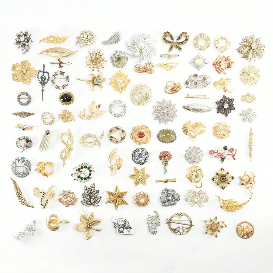 An assorted collection of costume jewellery brooch pins. The lot to include; gold & silver tone metal, rolled gold, white stones, pearls, various coloured stones, bar brooches, pierced design, aurora borealis stones, textured metal, floral & foliate...