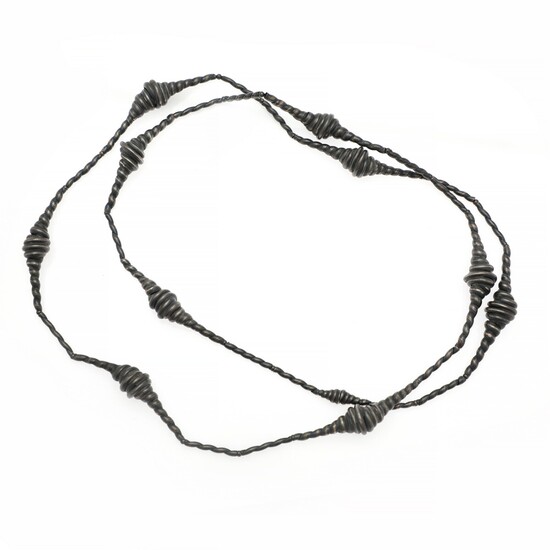 Anette Wille: A necklace of oxidized silver. L. app. 156 cm.