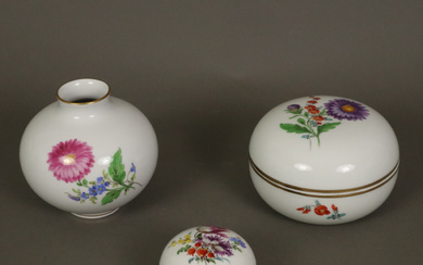 BALL VASE and 2 LID BOXES - Meissen, 20. century, porcelain, polychrome flower painting, gold edges.