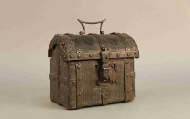 BOX with domed lid in wood covered with embossed leather with double coat of arms. Embossed sides with inscriptions in Gothic letters. Wrought iron frame and mobile handle. XV/XVIth century. (Small accidents and misses, detached lock) Height : 18 cm...