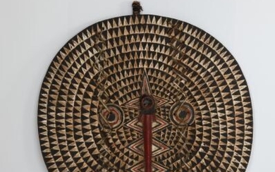 BURKINA-FASO Grand masque circulaire en bois sculpté polychrome à décor géométrique. XXe, de style GURUNSI...