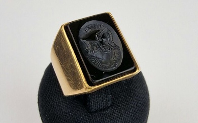 Bague chevalière d'homme en or jaune 750 ‰, ornée d'une intaille sur onyx représentant Hermès....