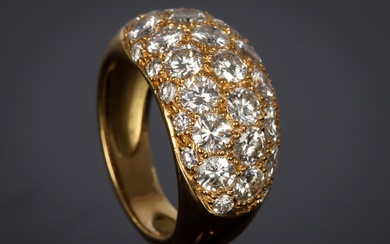 Bague couture en or sertie d'un pavage de diamants de belle qualité totalisant environ 3,8...