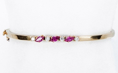 Bracelet esclave en or jaune à motif central en rang de rubis marquise et diamants...
