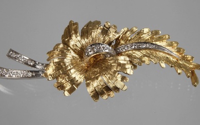 Broche avec diamants vers 1980, or blanc et jaune testé 585/1000, en forme de fleurs...