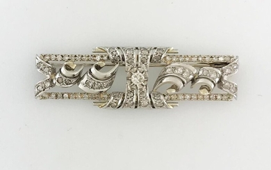 Brooch in 750°/°° white gold with geometric motifs enhanced by diamond-set wavelets, Circa 1935, Gross weight: 7.73g