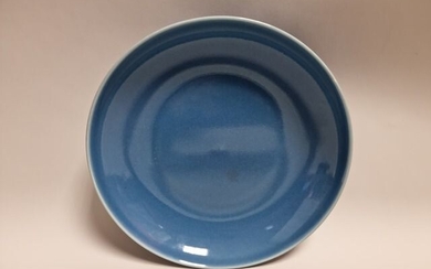 CHINE, XIXème. ASSIETTE creuse en porcelaine à couverte bleue. Idéogrammes au revers. Diam: 22 cm...