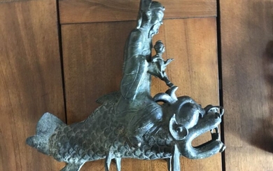 CHINE, XVIIIe siècle Deux sujets en bronze représentant des sages chevauchant des animaux fantastiques H....