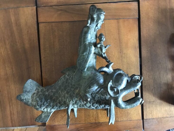 CHINE, XVIIIe siècle Deux sujets en bronze représentant des sages chevauchant des animaux fantastiques H....
