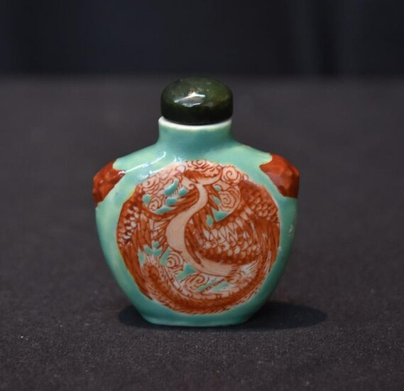 CHINESE FAMILLE ROSE PORCELAIN SNUFF BOTTLE
