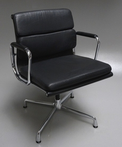 Charles Eames. Soft Pad armstol, model EA-208 'Full Leather'