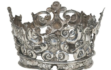 Chased and embossed silver crown. Colonial. Peru o