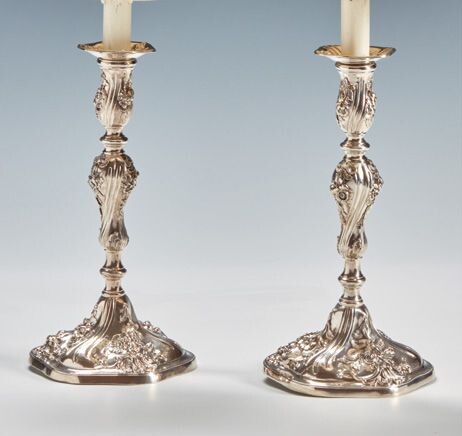 Coppia di candelieri in argento, decorati... - Lot 178 - Pierre Bergé & Associés
