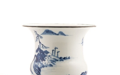 Crachoir en porcelaine émaillée bleu blanc à décor d'un vaste paysage lacustre et de cascade,...