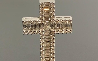 Croix en or blanc et diamants de taille brillant, baguette et princesse au centre, formant pendentif.