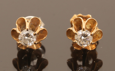 EARRINGS, 18 k gold with brilliant cut diamonds.