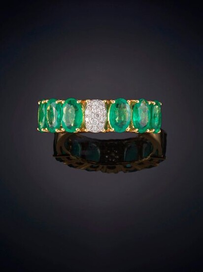 ELEGANT EMERALD RING WITH AN OVAL IN THE CENTER, THE SAME SIZE AS A RHINESTONE PAVÉ. EXTRA QUALITY. Mounting in 18 k yellow gold. Output: 1.225,00 Euros. (203.823 Ptas.)