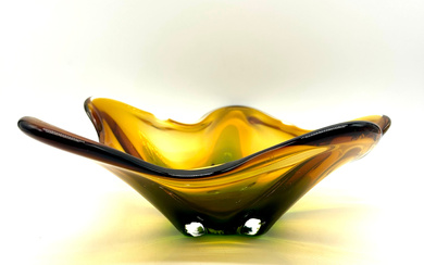 ELEGANT VINTAGE HIGHLIGHT: MURANO BOWL IN POINTED DESIGN, SHIMMERING IN ORANGE/YELLOW, GREEN AND BLACK.